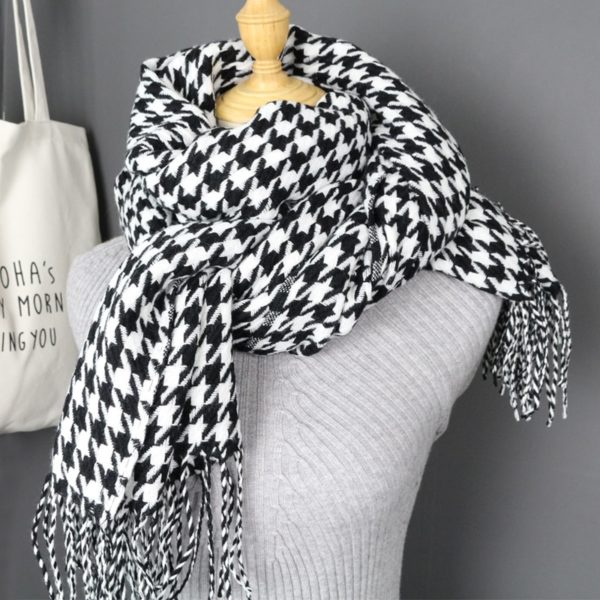 Krásný a teplý dámský zimní šátek - Long Tassel Design