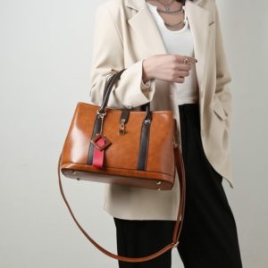 Vysoce kvalitní dámská kožená kabelka do ruky i přes rameno - Red