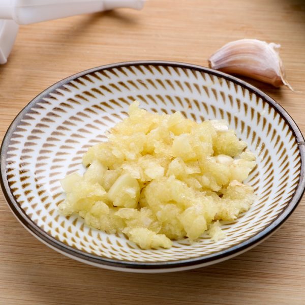 Praktický mlýnek na česnek