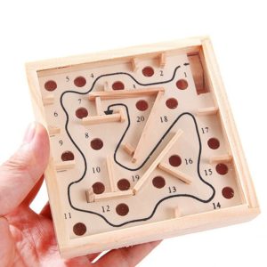Dřevěné bludiště pro rozvoj motoriky - labyrintová hračka